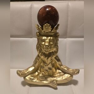 Yoga Lion Sphere Holder